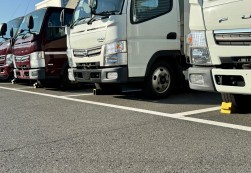 出品車に輪留めをかませ安全に配慮