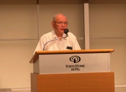 あいさつに立つ佐藤理事長
