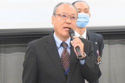 セリ前にあいさつを述べる小野田理事長