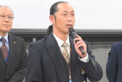 あいさつを述べる中川流通委員長
