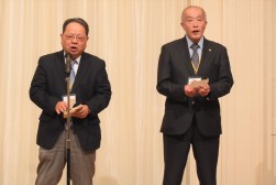 謡曲「高砂」を吟じる荒井商事・荒井会長（左）とJU中販連・奥村流通委員長（右）
