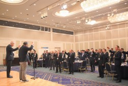 乾杯の発声を行う荒井商事・荒井会長とJU中販連・奥村流通委員長