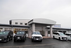 会場前には高年式・高額車が並ぶ