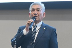 あいさつを述べる相宮流通委員長