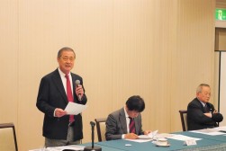 小松金融委員長があいさつ