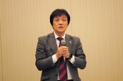 岡小売振興委員長があいさつ