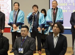 セレモニーで謝辞を述べる吉田博徳青年部会長