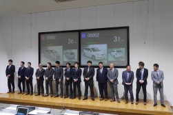 ＪＵ中四国各県青年部会長と来賓が登壇