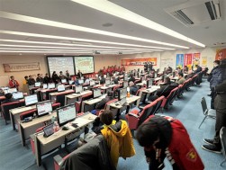 多くの来場者が集まり、セリ開始前にはセレモニー