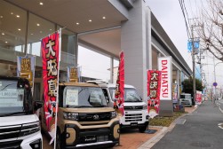 D-shop橿原の店頭には新車が数多く並ぶ