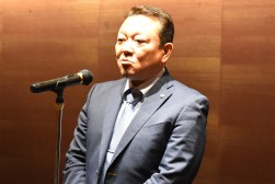 あいさつを行う高垣小売振興委員長
