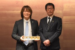 マスダフリーコーポレーションの増田社長が代表して継続プレートを授与
