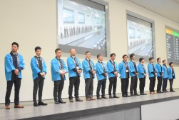 登壇するJU愛知青年部メンバー