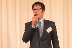 あいさつを述べる加藤理事長