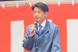 セリ前にあいさつを述べる和田会場長代行　　