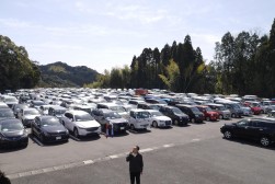 出品ヤードには１０００台を超える出品車を収容