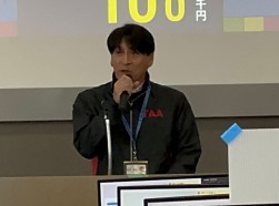 セリ前のセレモニーであいさつに立つ濱田会場長