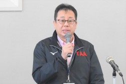 セリ前にあいさつを述べる新井会場長