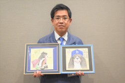 愛犬を描いた描画を手にする太田さん