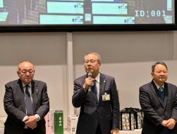 あいさつに立つ伊藤理事長