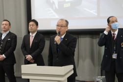 あいさつに立つ小野田会長