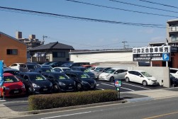店舗横の土地を取得して展示場を拡大