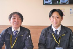 牟田会場長（写真左）と営業課の岩元優和さん