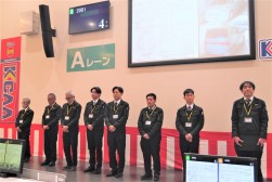 セレモニーでは営業メンバーが壇上に整列
