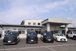 会場前には高年式・高額車がずらりと並んだ