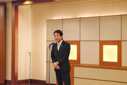 前夜祭であいさつを述べる室田流通委員長