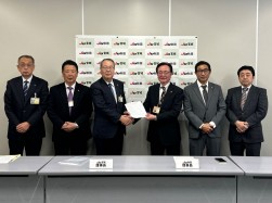 提携書を手にする伊藤理事長（中央左）と加藤理事長（中央右）