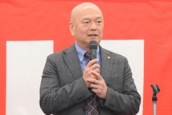 セリ前にあいさつを述べる宮本理事長