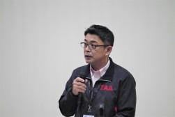 吉田会場長が会員への感謝の言葉を述べた