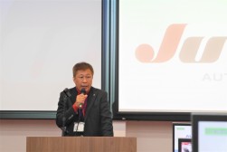 中尾流通委員長が感謝の言葉を述べた