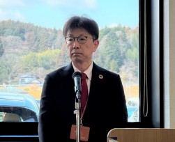 あいさつに立つ塚本会場長