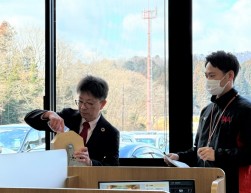 抽選会も公正を期してセレモニーで当たりタマを入れた