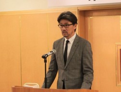 総会冒頭であいさつする金島会長