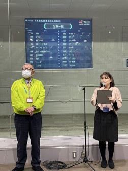 セレモニーで挨拶に立つ山近真一流通委員長と三桝暎子マネージャー