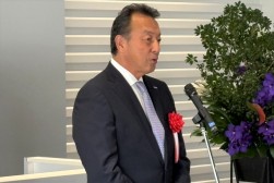 あいさつを行う東福寺社長