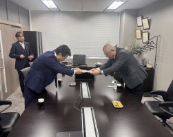 森本会長・理事長が寄付金目録を手渡した