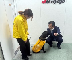 人懐っこい盲導犬に森本会長・理事長も癒された