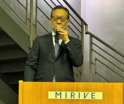 あいさつに立つ伊藤社長
