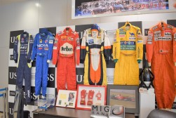 本人が実際に使用したパイロットスーツが並ぶ