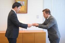 寄付金と目録を贈呈