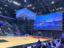 左右２４メートルの国内最大級大型ビジョンを備える