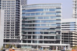 アリーナの北側正面にはジーライオン本社ビルが見える