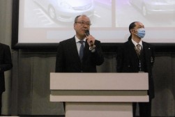 セリ前にあいさつを述べる小野田理事長