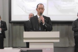 あいさつを述べる中川流通委員長