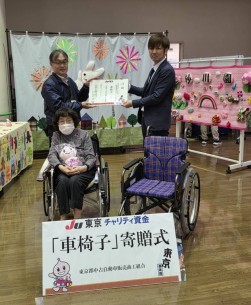 社会福祉法人 桜栄会　特別養護老人ホーム砂川園にて目録を贈呈する斉藤青年部理事（右）
