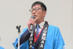 セリ前にあいさつを述べる加藤理事長